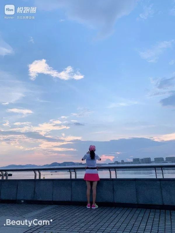 「钱江晚报」送60朵“玫瑰”给患癌丈夫庆生！西湖玫瑰女王把生活跑成诗