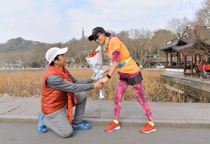 「钱江晚报」送60朵“玫瑰”给患癌丈夫庆生！西湖玫瑰女王把生活跑成诗