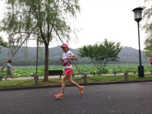 「钱江晚报」送60朵“玫瑰”给患癌丈夫庆生！西湖玫瑰女王把生活跑成诗