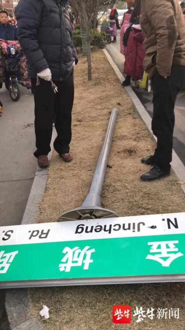 「光明网」1米8高路牌突然砸来，她迎了上去……不能躲，她只能满头是血拼命托着路牌，因为身后有一群孩子