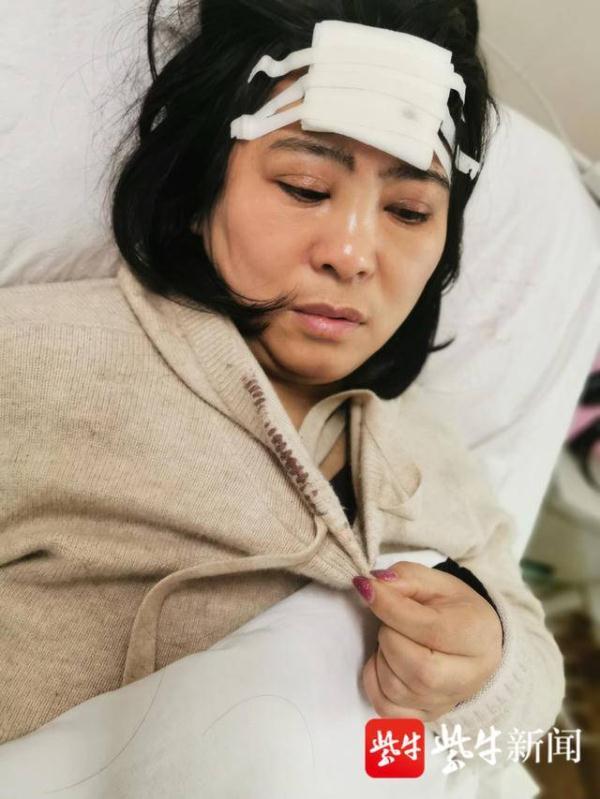 「光明网」1米8高路牌突然砸来，她迎了上去……不能躲，她只能满头是血拼命托着路牌，因为身后有一群孩子