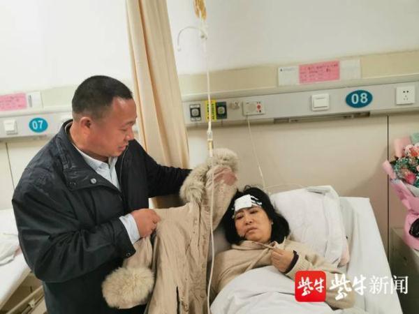 「光明网」1米8高路牌突然砸来，她迎了上去……不能躲，她只能满头是血拼命托着路牌，因为身后有一群孩子