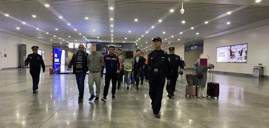 「澎湃新闻」一瓶防晒霜牵出亿元假货 警方破特大制假案拘16人