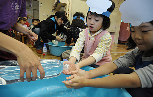 参考消息网■法媒：四位艺术家“组团”分享特纳奖 展现团结姿态