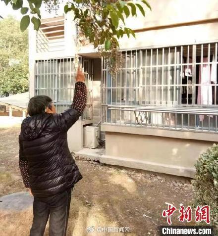 [光明网]众人翻遍10吨垃圾寻回老人丢失现金