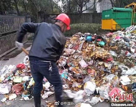 [光明网]众人翻遍10吨垃圾寻回老人丢失现金