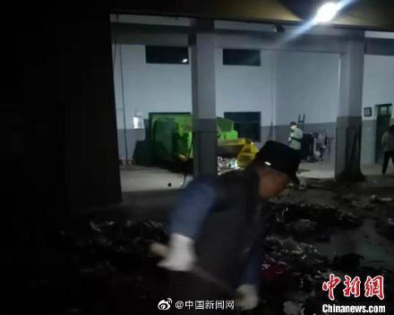 [光明网]众人翻遍10吨垃圾寻回老人丢失现金