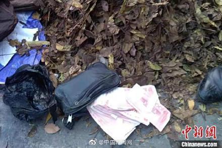 [光明网]众人翻遍10吨垃圾寻回老人丢失现金