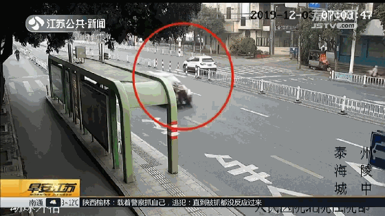 中国经济网：吓懵！女儿开车顶着父亲在街头狂奔，咋回事？