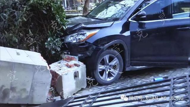 【中国经济网】女司机失控撞倒围墙 路过的22岁外卖小哥被砸身亡