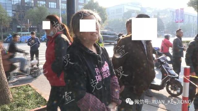 【中国经济网】女司机失控撞倒围墙 路过的22岁外卖小哥被砸身亡
