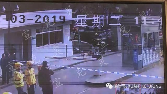 【中国经济网】女司机失控撞倒围墙 路过的22岁外卖小哥被砸身亡