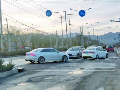 【光明网】私家车常逆行进主路 危险