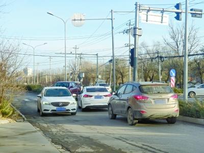 【光明网】私家车常逆行进主路 危险