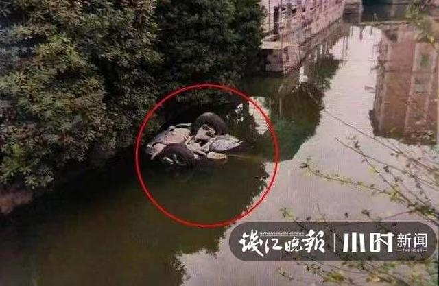 【中国经济网】女司机开车不慎坠河，底朝天水都没过轮胎了，这时英雄现身了