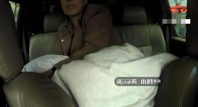 【中国经济网】女司机开车不慎坠河，底朝天水都没过轮胎了，这时英雄现身了
