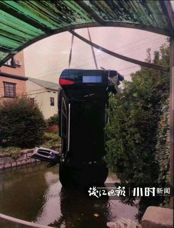 【中国经济网】女司机开车不慎坠河，底朝天水都没过轮胎了，这时英雄现身了