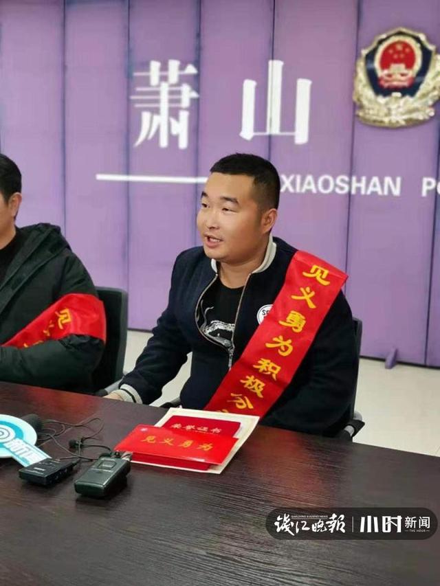 【中国经济网】女司机开车不慎坠河，底朝天水都没过轮胎了，这时英雄现身了