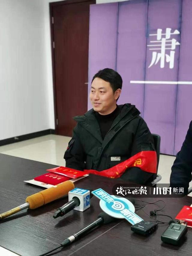 【中国经济网】女司机开车不慎坠河，底朝天水都没过轮胎了，这时英雄现身了