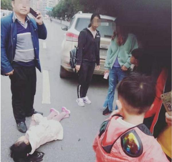 [光明网]感动！小孩被撞伤在地，云南镇雄这位司机的做法值得大家点赞