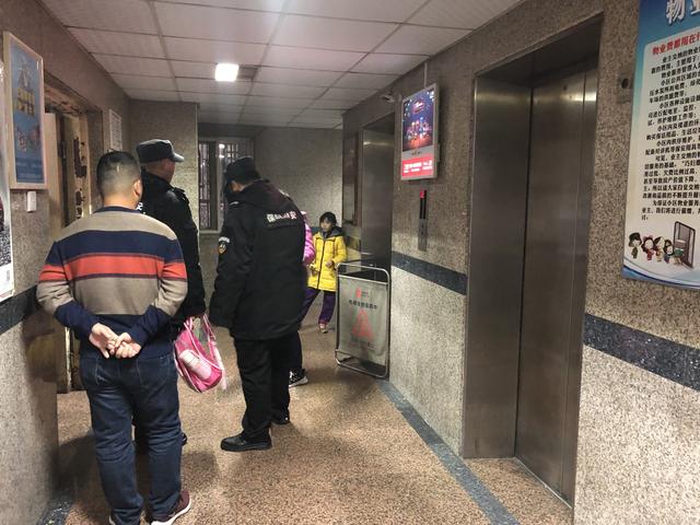 「新京报」老楼电梯全停用致居民回家成难题，当地街道办称将换新