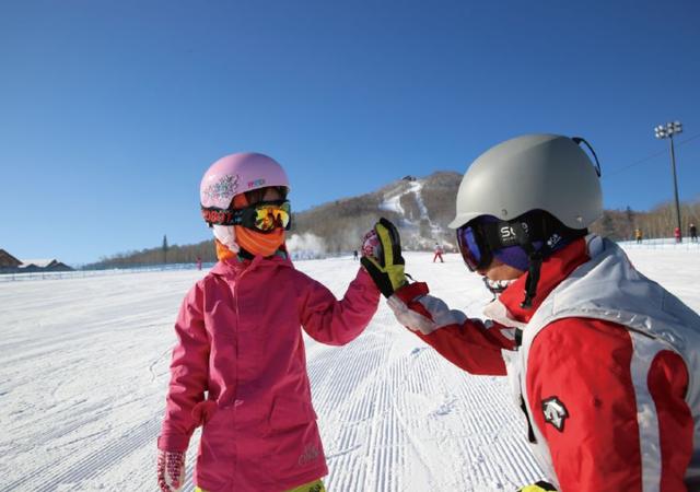 在度假区,有一群可爱的滑雪助理 他们不仅帮你穿脱雪具滑板 还帮助