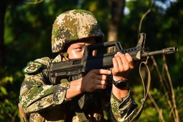 人民前线■翻轮胎、举圆木、卷砖头……合格新兵这样炼成