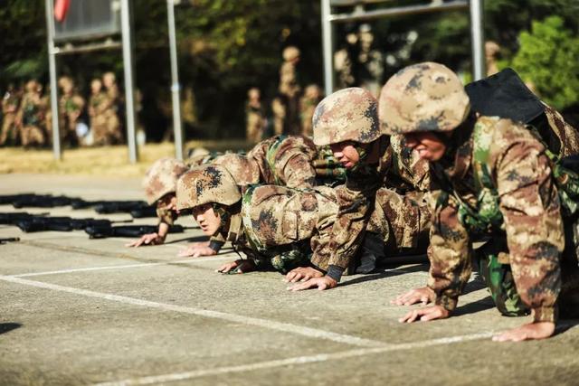 人民前线■翻轮胎、举圆木、卷砖头……合格新兵这样炼成