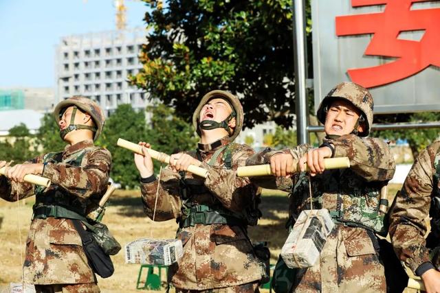 人民前线■翻轮胎、举圆木、卷砖头……合格新兵这样炼成