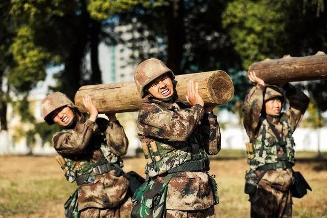 人民前线■翻轮胎、举圆木、卷砖头……合格新兵这样炼成