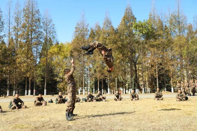人民前线■翻轮胎、举圆木、卷砖头……合格新兵这样炼成