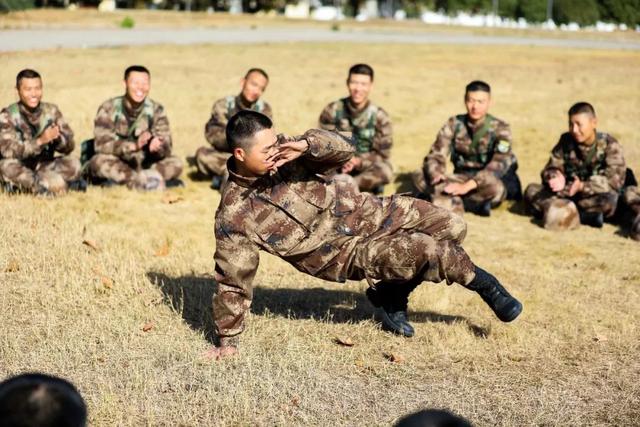 人民前线■翻轮胎、举圆木、卷砖头……合格新兵这样炼成