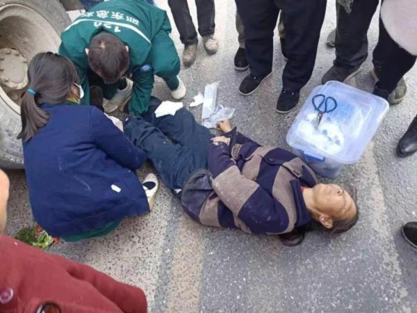 光明网@水泥罐车又闯祸！一老人双腿被压断，送医抢救无效身亡
