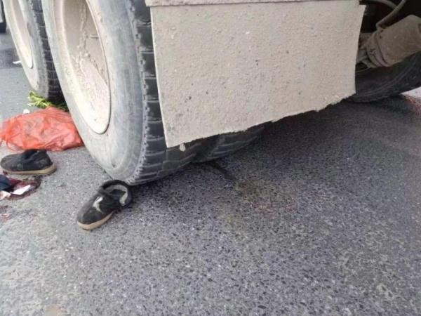 光明网@水泥罐车又闯祸！一老人双腿被压断，送医抢救无效身亡
