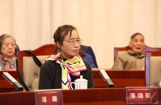 [人民网]这对夫妇乘地铁回母校，捐了1个亿
