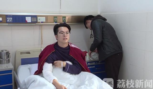 【环球网】咔嚓！小伙扳手腕居然扳断了臂骨