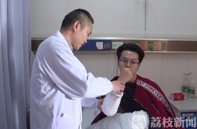 【环球网】咔嚓！小伙扳手腕居然扳断了臂骨