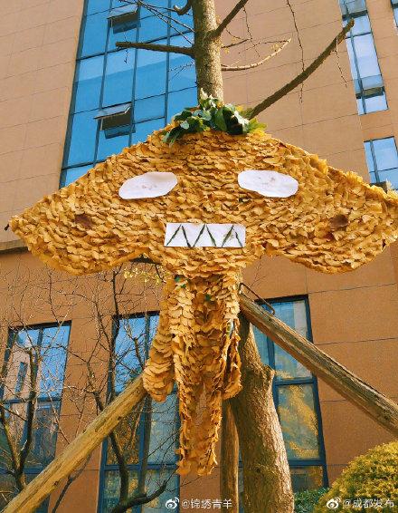 光明网：好秀！成都保洁大妈用银杏拼成风筝挂树上