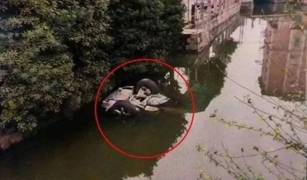 [光明网]姑娘油门当刹车，一脚把车开进了河里！危急时刻幸亏有他们……