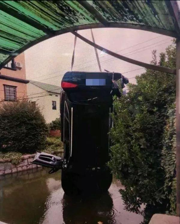 [光明网]姑娘油门当刹车，一脚把车开进了河里！危急时刻幸亏有他们……