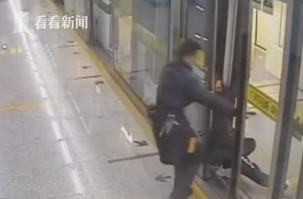 看看新闻：地铁开门瞬间女子突然晕厥 站务员一把托住：我当过兵，懂急救