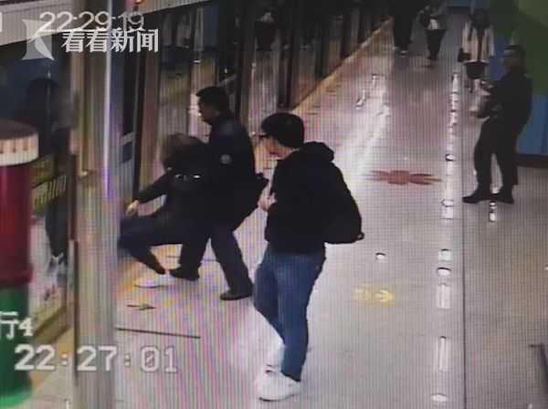看看新闻：地铁开门瞬间女子突然晕厥 站务员一把托住：我当过兵，懂急救