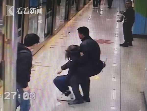 看看新闻：地铁开门瞬间女子突然晕厥 站务员一把托住：我当过兵，懂急救