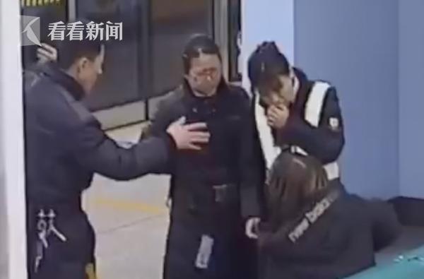 看看新闻：地铁开门瞬间女子突然晕厥 站务员一把托住：我当过兵，懂急救