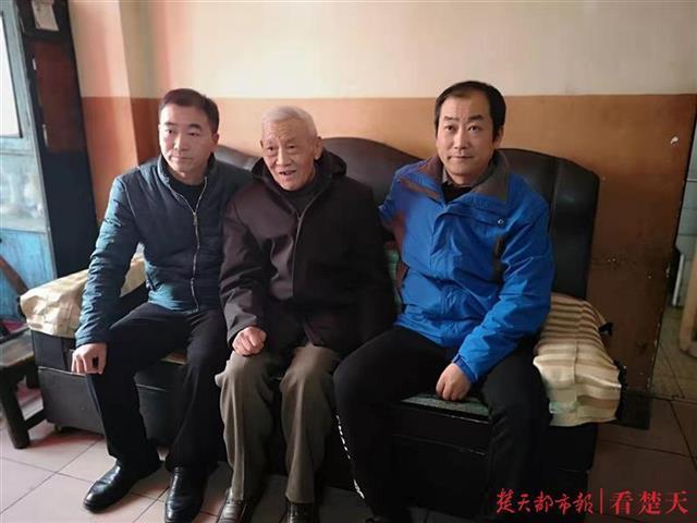 【环球网】街头匆匆一瞥，确认他就是朋友走失41年的弟弟