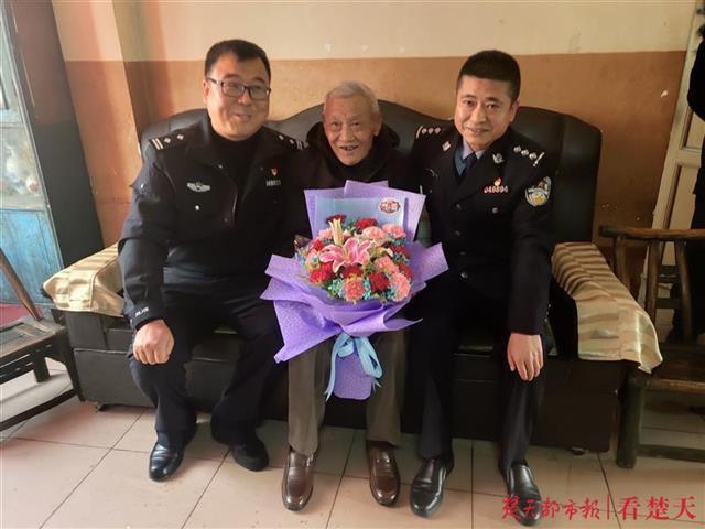 【环球网】街头匆匆一瞥，确认他就是朋友走失41年的弟弟