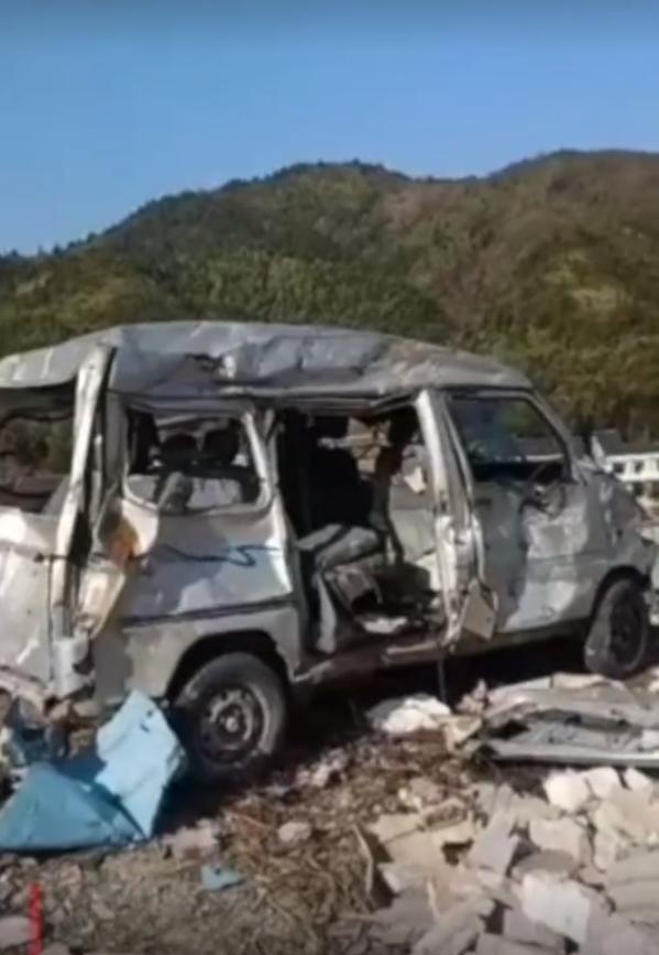 「新京报」浏阳花炮厂爆炸后：涉事企业被指谎报伤亡，3官员被免职