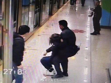 【光明网】开门瞬间女子晕厥站务员一把托住