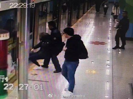 【光明网】开门瞬间女子晕厥站务员一把托住