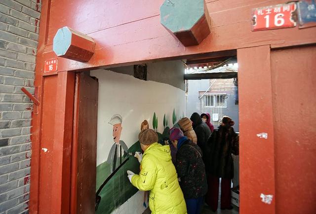 [新京报]礼士胡同居民齐动手“垃圾分类”画上墙
